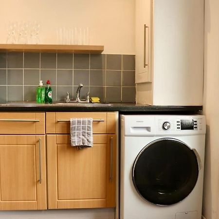 Charming 3 Bedroom Property Free Wifi & Parking Leeds  Exterior photo