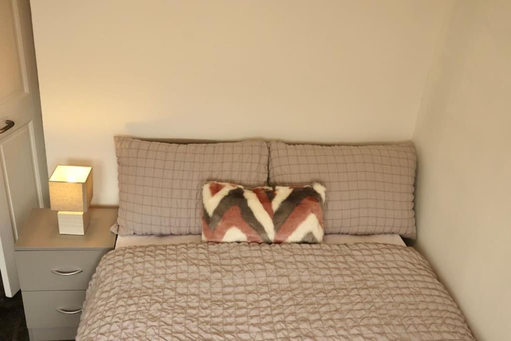 Charming 3 Bedroom Property Free Wifi & Parking Leeds  Exterior photo