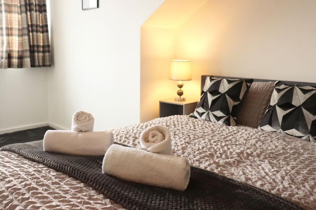 Charming 3 Bedroom Property Free Wifi & Parking Leeds  Exterior photo