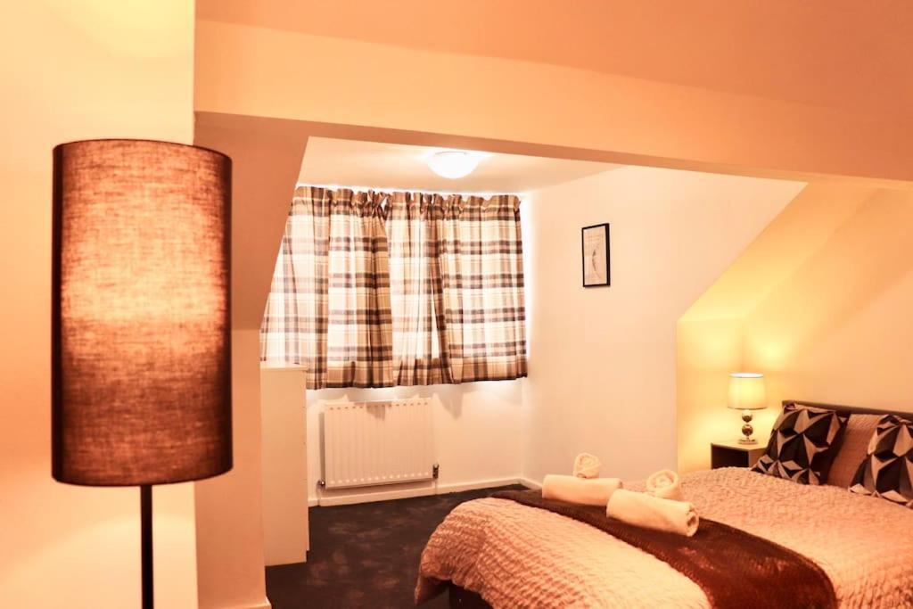 Charming 3 Bedroom Property Free Wifi & Parking Leeds  Exterior photo