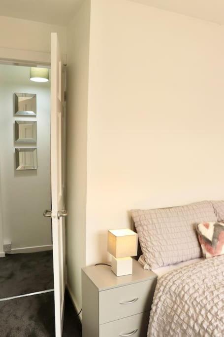 Charming 3 Bedroom Property Free Wifi & Parking Leeds  Exterior photo