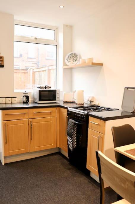 Charming 3 Bedroom Property Free Wifi & Parking Leeds  Exterior photo