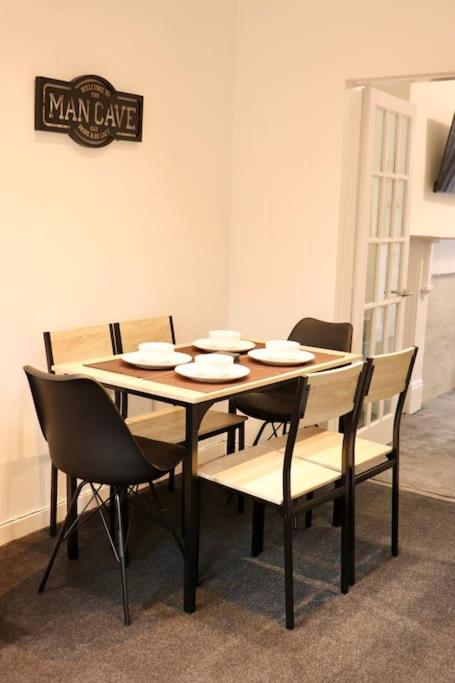 Charming 3 Bedroom Property Free Wifi & Parking Leeds  Exterior photo