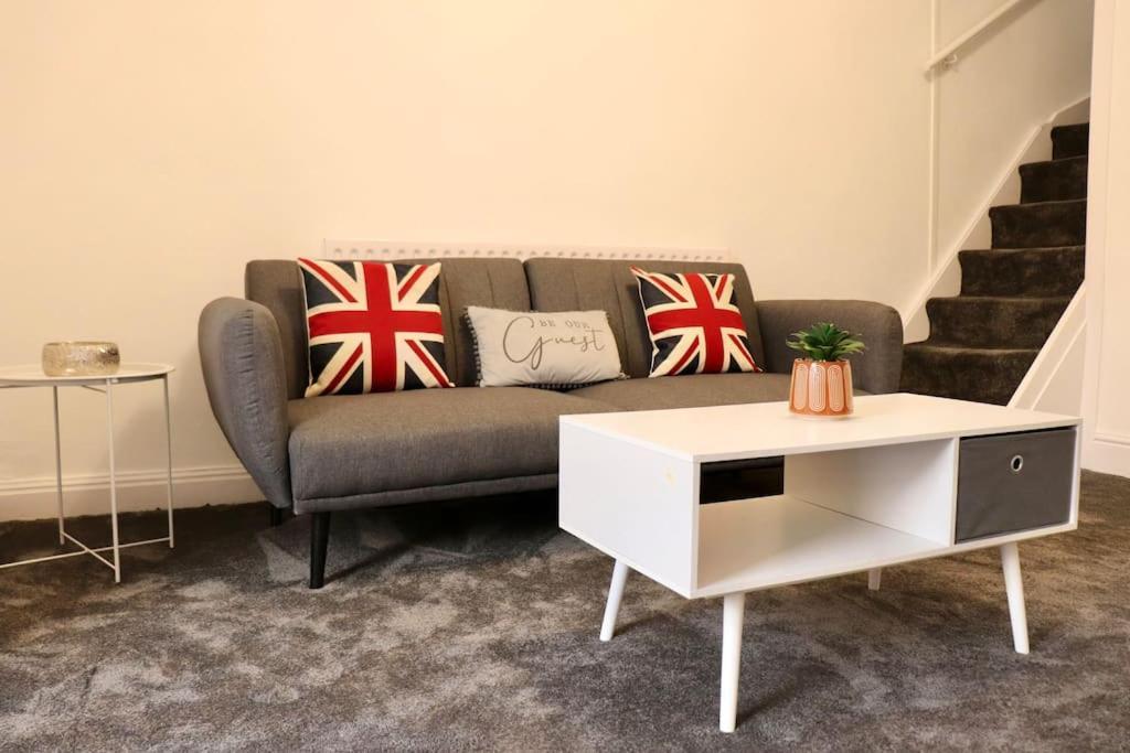Charming 3 Bedroom Property Free Wifi & Parking Leeds  Exterior photo