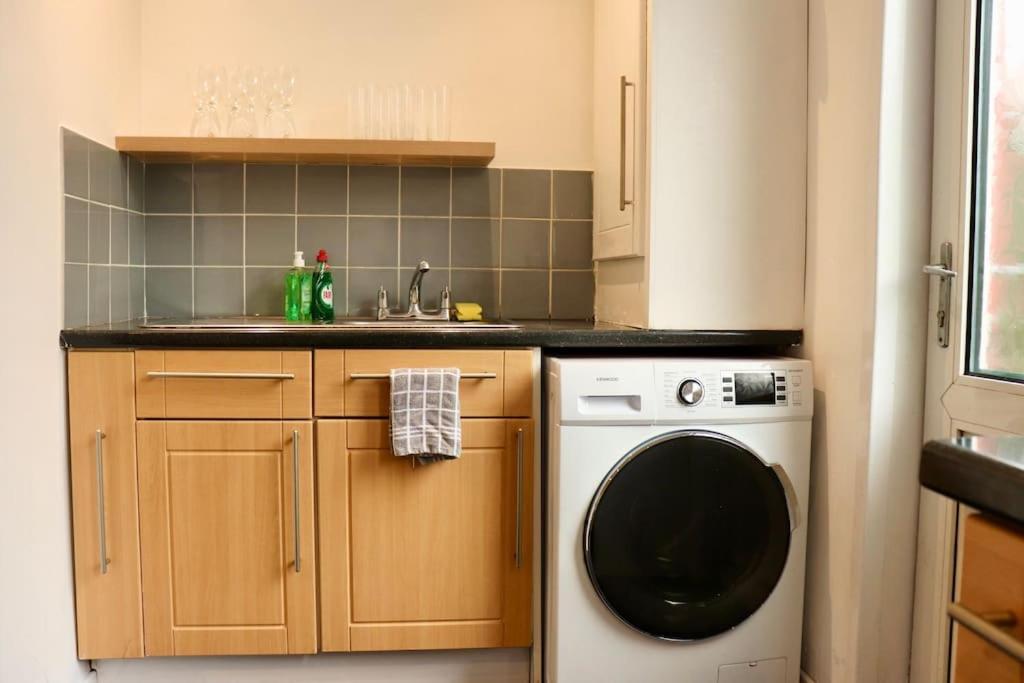 Charming 3 Bedroom Property Free Wifi & Parking Leeds  Exterior photo