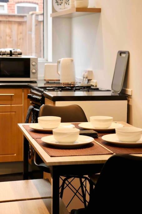 Charming 3 Bedroom Property Free Wifi & Parking Leeds  Exterior photo