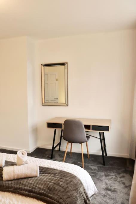 Charming 3 Bedroom Property Free Wifi & Parking Leeds  Exterior photo