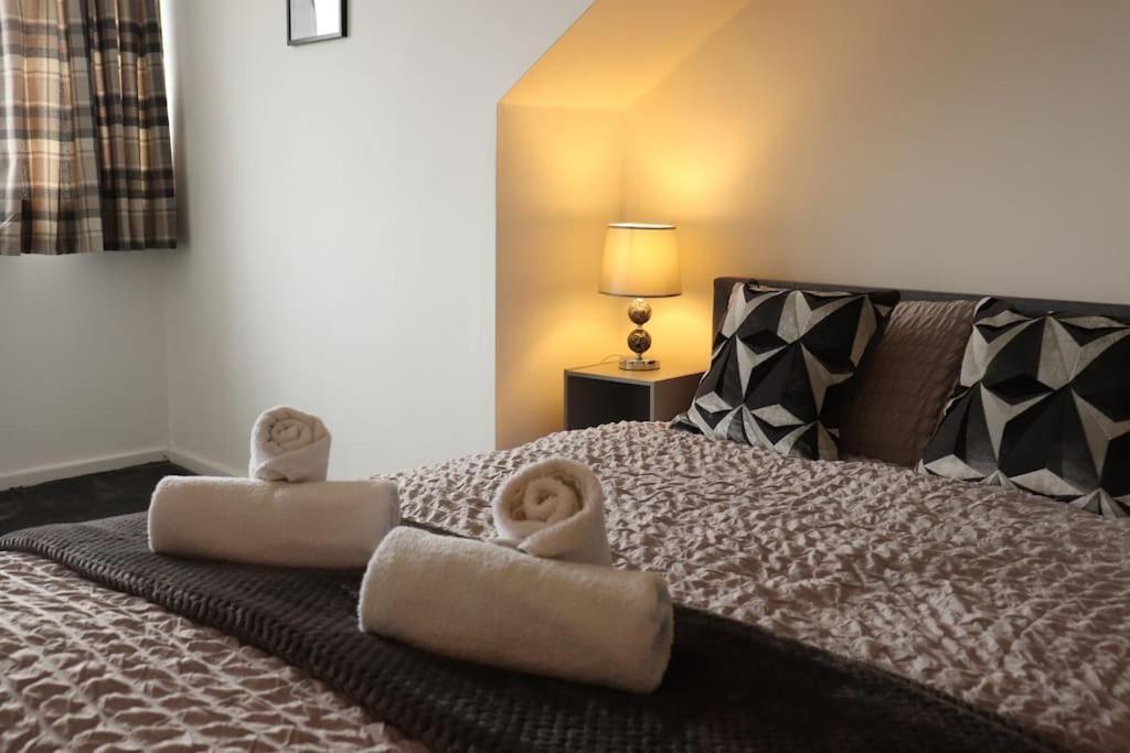 Charming 3 Bedroom Property Free Wifi & Parking Leeds  Exterior photo