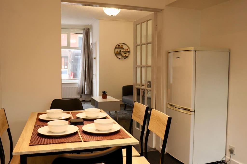 Charming 3 Bedroom Property Free Wifi & Parking Leeds  Exterior photo